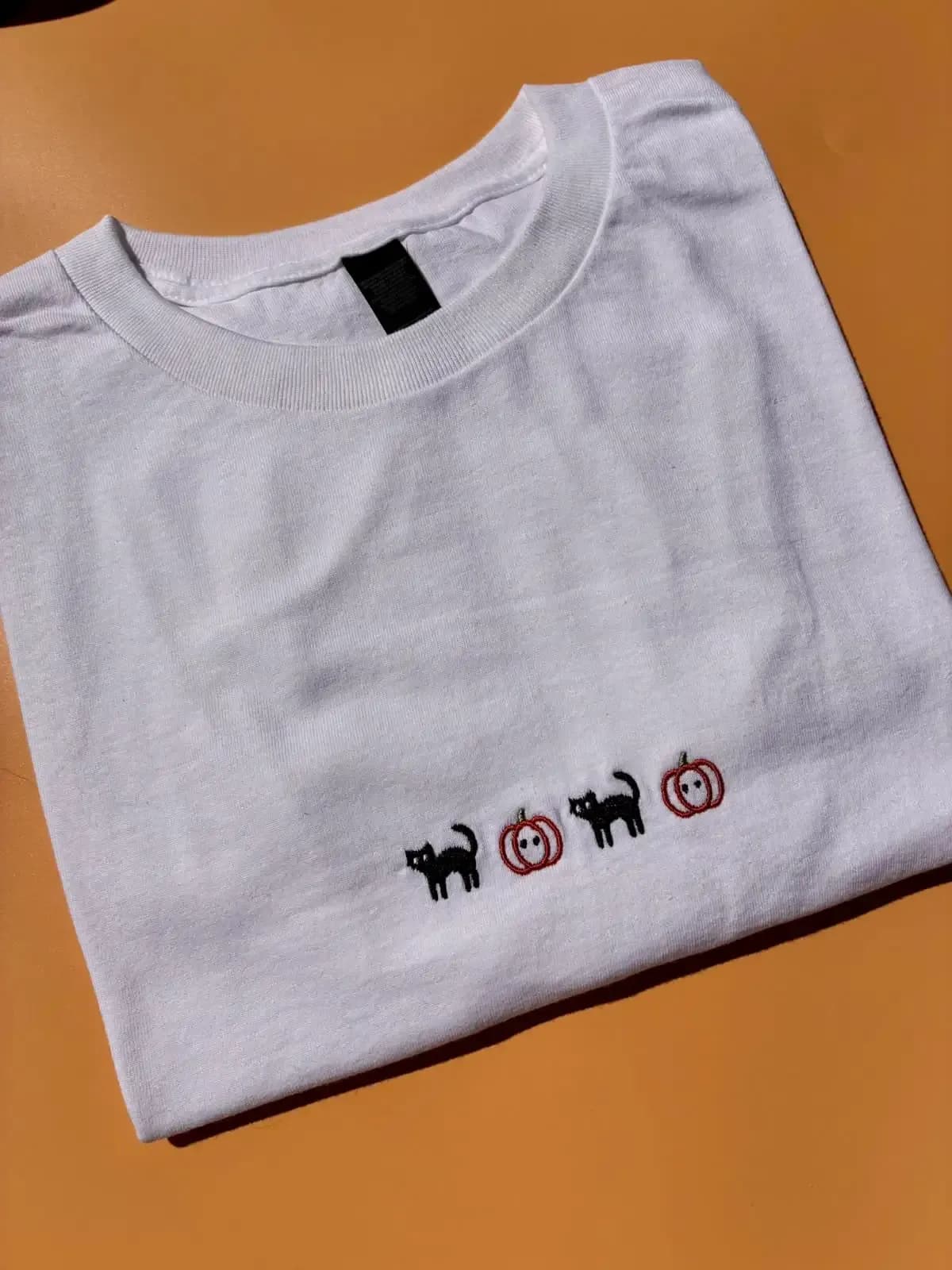 Des chats et des citrouilles — T-shirt