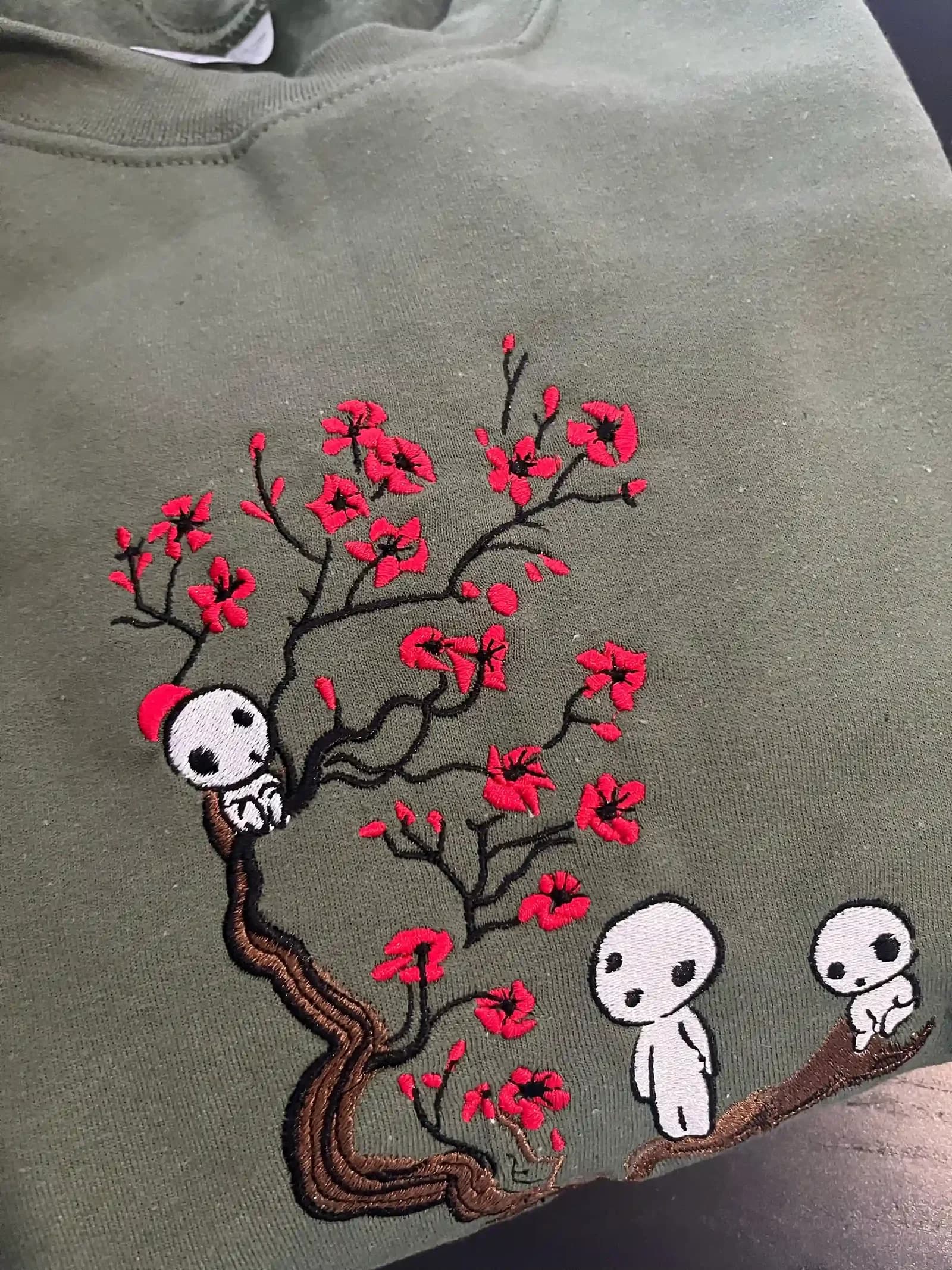 Kodama et les fleurs de Cerisier — Sweatshirt